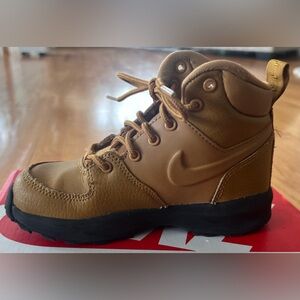 LIKE NEW Nike Manoa Kids Boots